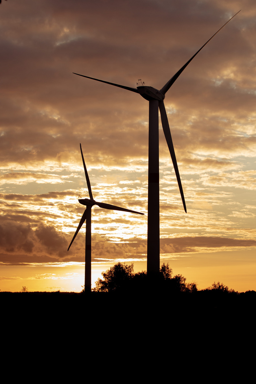 Windräder im Sonnenuntergang 